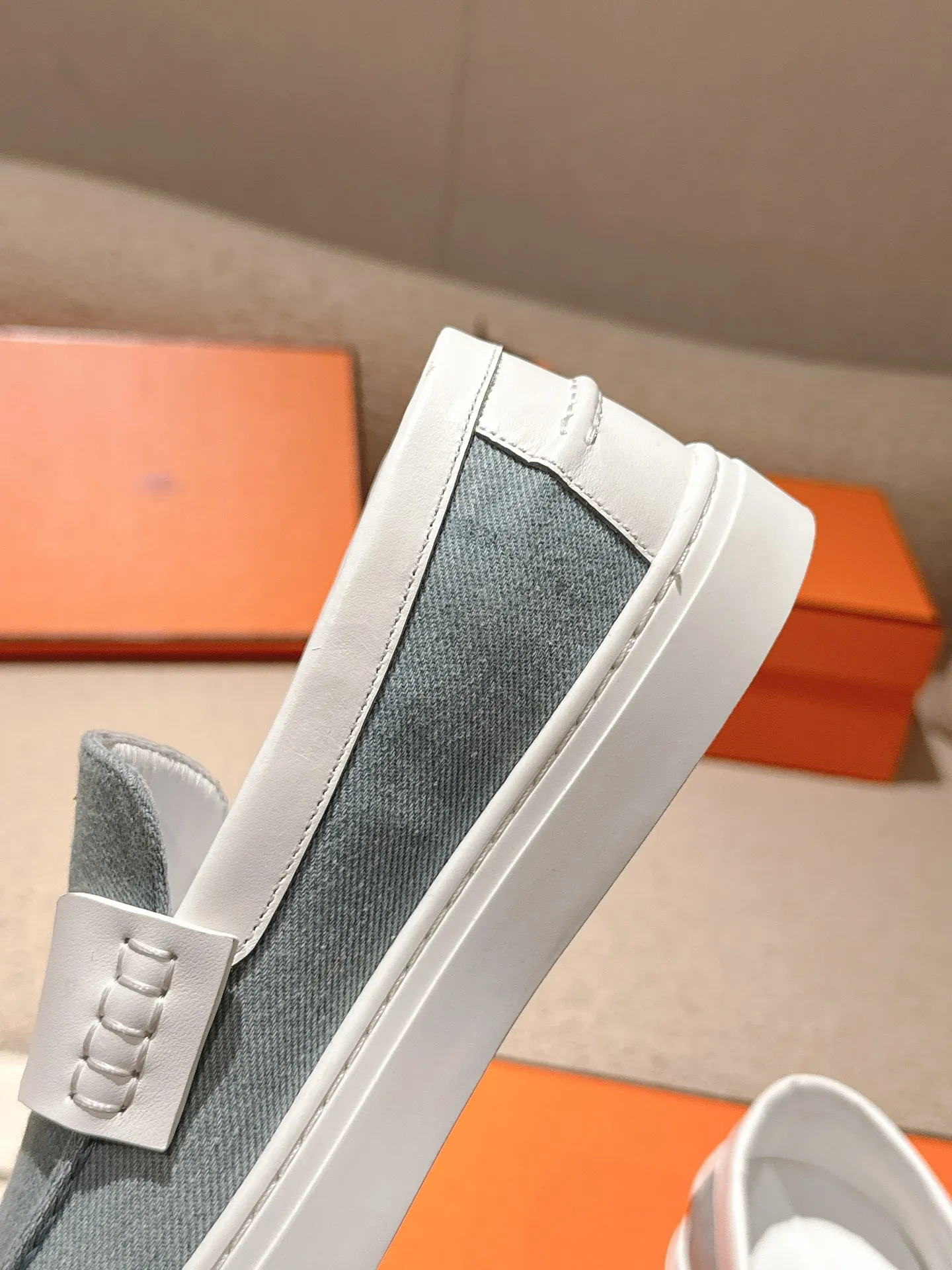 Men's men's shoes P620! Hermes# Thick Sole Couple Loafers These lace-up free sneakers in calfskin and washed denim feature signature "H" details. The design is simple and smooth, creating a fashionable urban look. It is comfortable and versatile. H family classics are not outdated, and the delivery counter is beautifully packaged🛍📦 Fabric: Original customized washed denim/first-layer cowhide Lining: Imported soft sheepskin Sole: Original open-molded anti-slip TPU material Size: 35-45